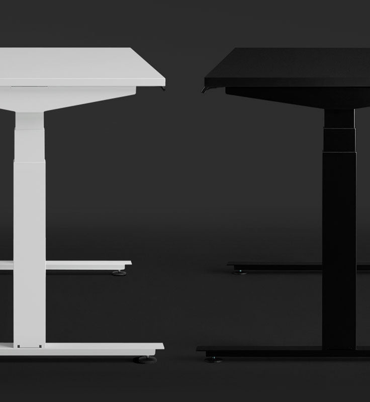 Een wit en zwart Nevi-gamingbureau van Herman Miller wordt naast elkaar getoond, waarbij de verschillende kleur- en oppervlakteopties worden benadrukt.