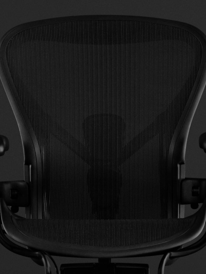 Vooraanzicht van een zwarte Aeron-gamingstoel van Herman Miller, met het 8Z Pillicle-materiaal.