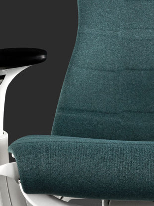 Close-up van een blauw-witte Embody-gamingstoel van Herman Miller, waarop de textuur en afwerking van de stof te zien zijn.