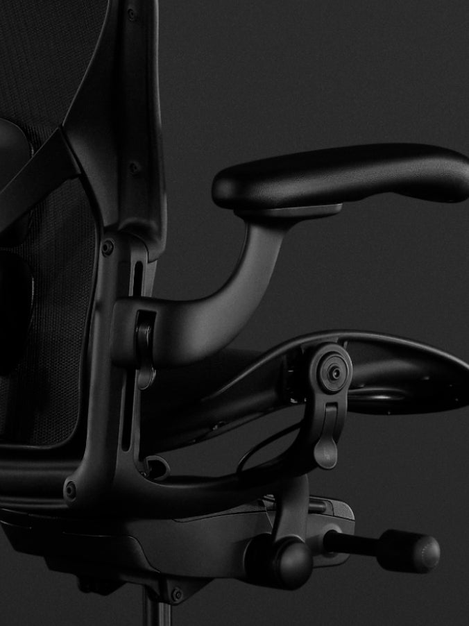 Zijaanzicht van een zwarte Aeron-gamingstoel van Herman Miller, met de kantelfunctie.