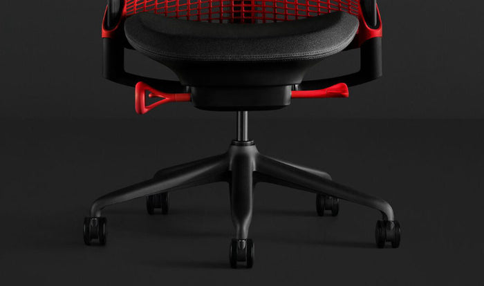 Vooraanzicht van een rood-zwarte Sayl-gamingstoel van Herman Miller, met het zwarte frame en de zwarte voet.