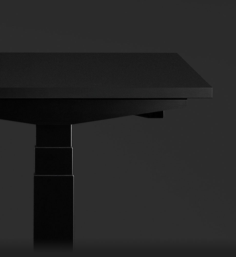 Close-up zijaanzicht van een zwart Nevi-gamingbureau van Herman Miller, waarin de kabelbeheersfunctie wordt getoond.