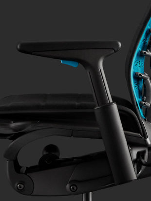 Zijaanzicht van een blauw-zwarte Embody-gamingstoel van Herman Miller.