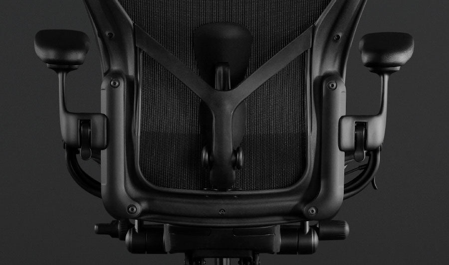 Achteraanzicht van een zwarte Aeron-gamingstoel van Herman Miller, met zichtbare verstelbare rugleuning.