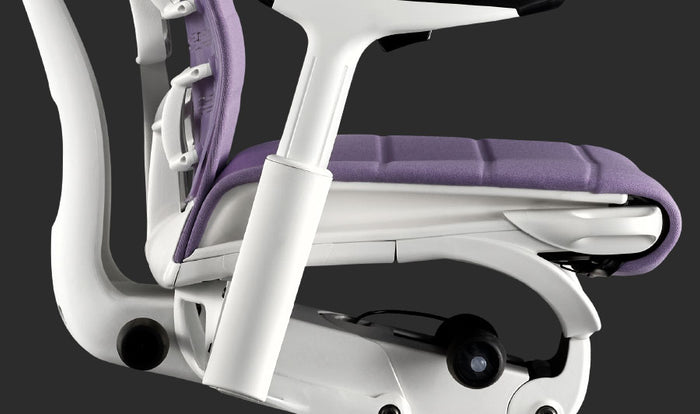 Close-up zijaanzicht van een paars-witte Embody-gamingstoel van Herman Miller.