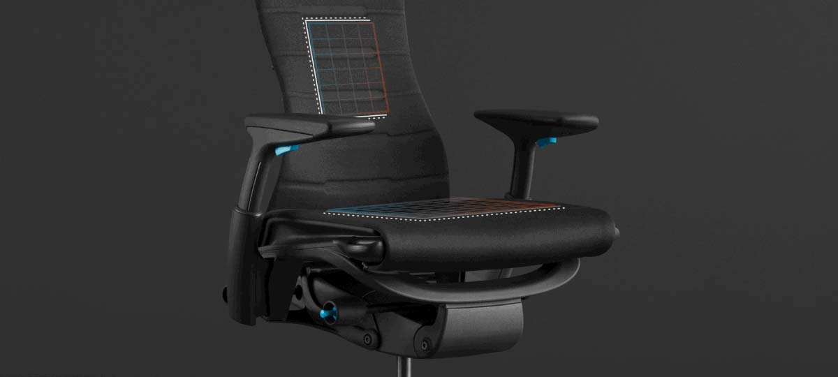 Vooraanzicht van een zwart-blauwe Embody-gamingstoel van Herman Miller, bedekt met witte afbeeldingen die de zitting en rugleuning accentueren.