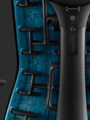 Close-up achteraanzicht van een blauw-zwarte Embody-gamingstoel van Herman Miller.