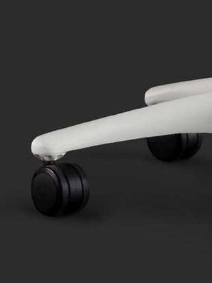 Close-up van een witte Embody-gamingstoel van Herman Miller, waarop de zwarte wieltjes te zien zijn.