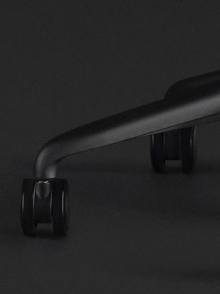 Close-up van een zwarte Sayl-gamingstoel van Herman Miller, met zichtbare zwarte wieltjes.