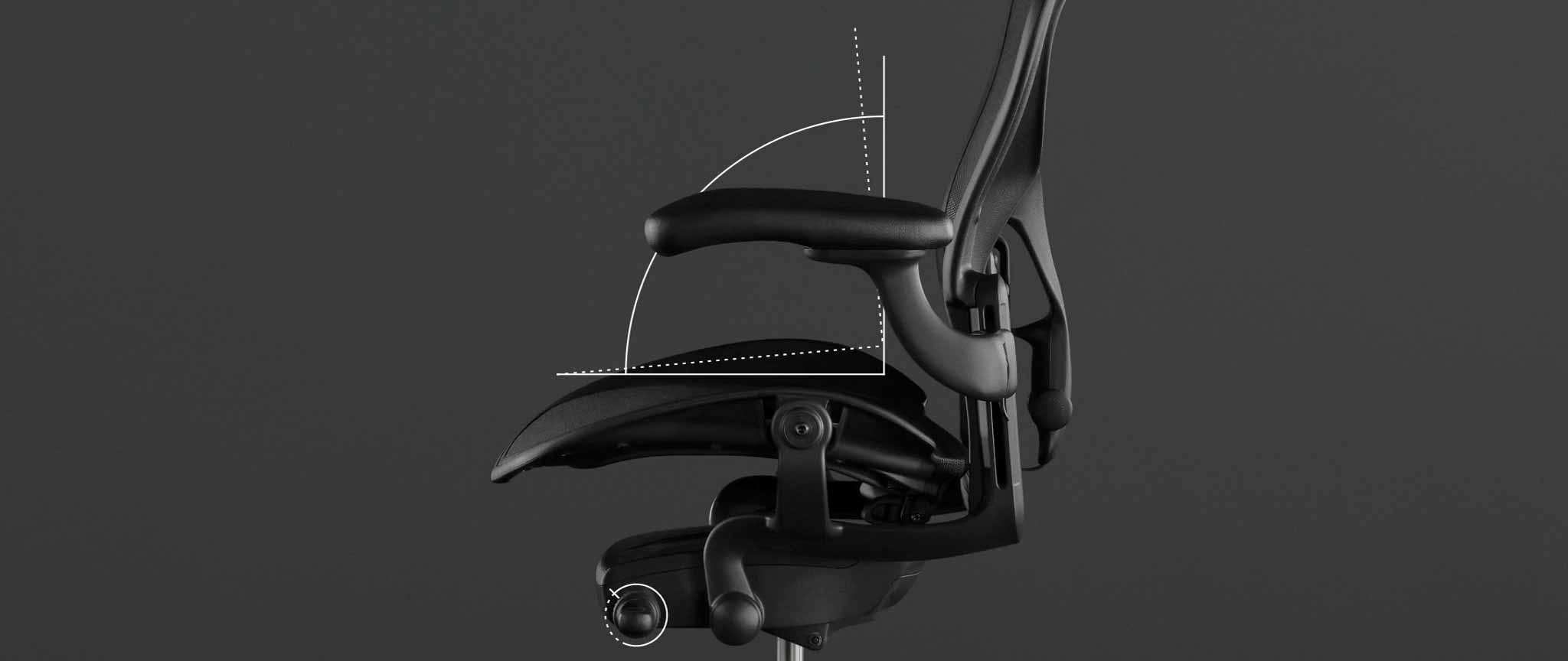 Zijaanzicht van een zwarte Aeron-gamingstoel van Herman Miller, met daaroverheen witte afbeeldingen die de voorwaartse hoek van de zitting benadrukken.