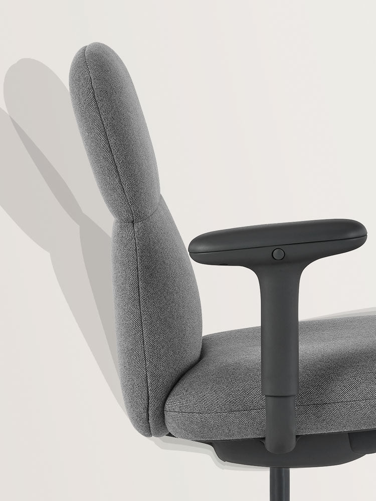 Zijaanzicht van een grijze Asari-bureaustoel van Herman Miller, met het zelfinstellende kantelmechanisme.