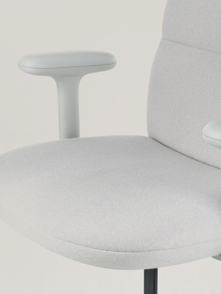 Close-up van een grijze Asari-bureaustoel van Herman Miller, met de voorgevormde zitting.