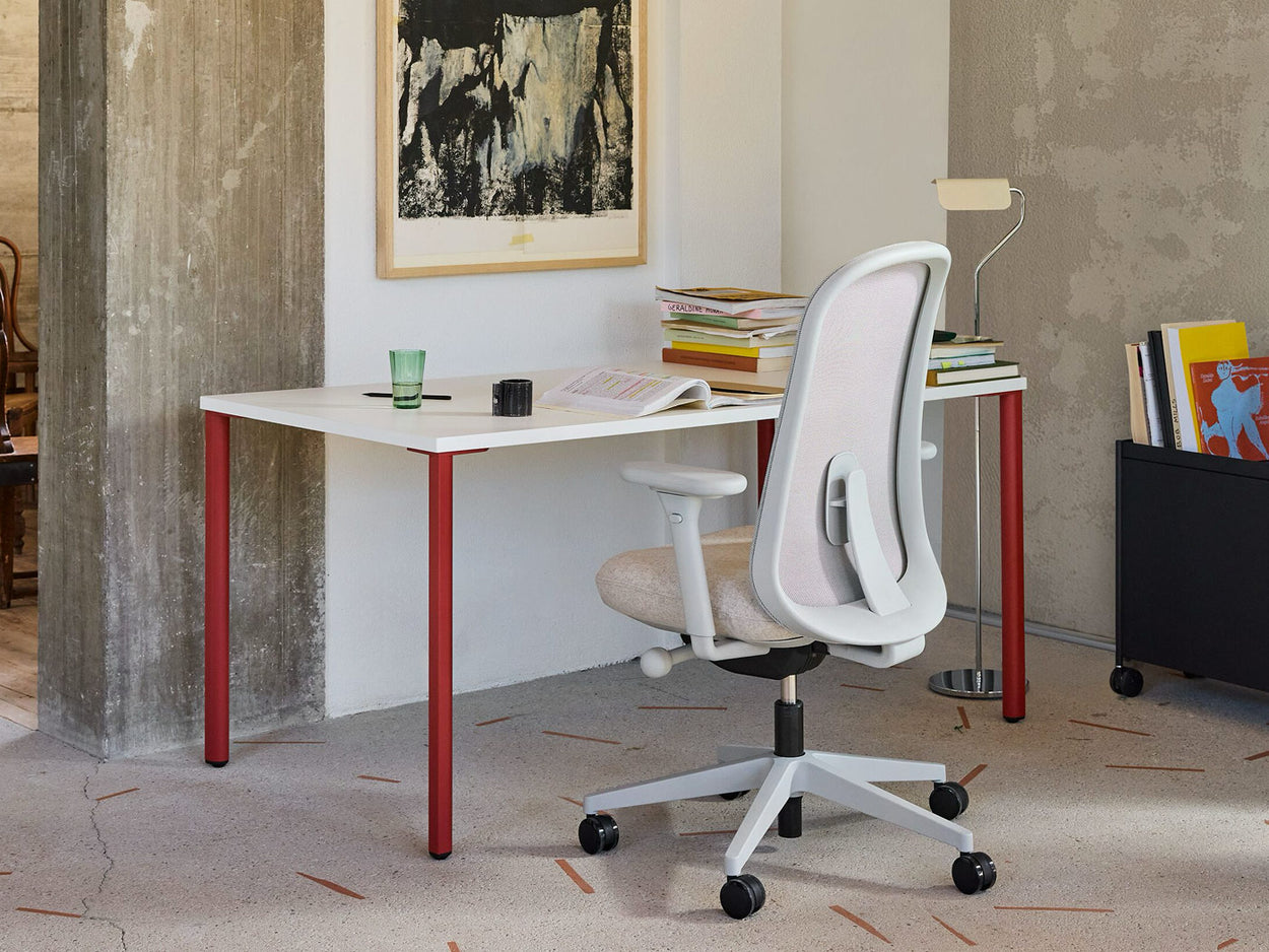 Een licht thuiskantoor met een ergonomische Herman Miller Lino-stoel en een OE1-bureau.