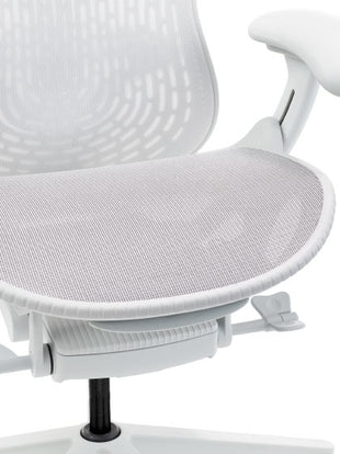 Close-up van een witte Mirra 2-bureaustoel van Herman Miller, met de ademende verende zitting.