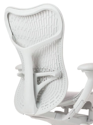 Achteraanzicht van een witte Herman Miller Mirra 2-bureaustoel, met zichtbare rugleuning.