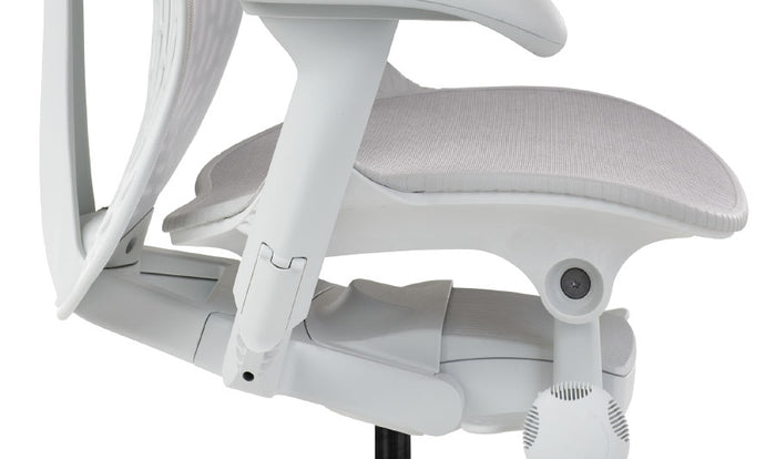 Zijaanzicht van een witte Mirra 2-bureaustoel van Herman Miller, met de kantelfunctie.