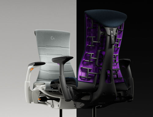 Twee Herman Miller Embody Gaming-stoelen tegenover elkaar in de kleuren oranje-grijs Ignite en paarsblauw Nova.
