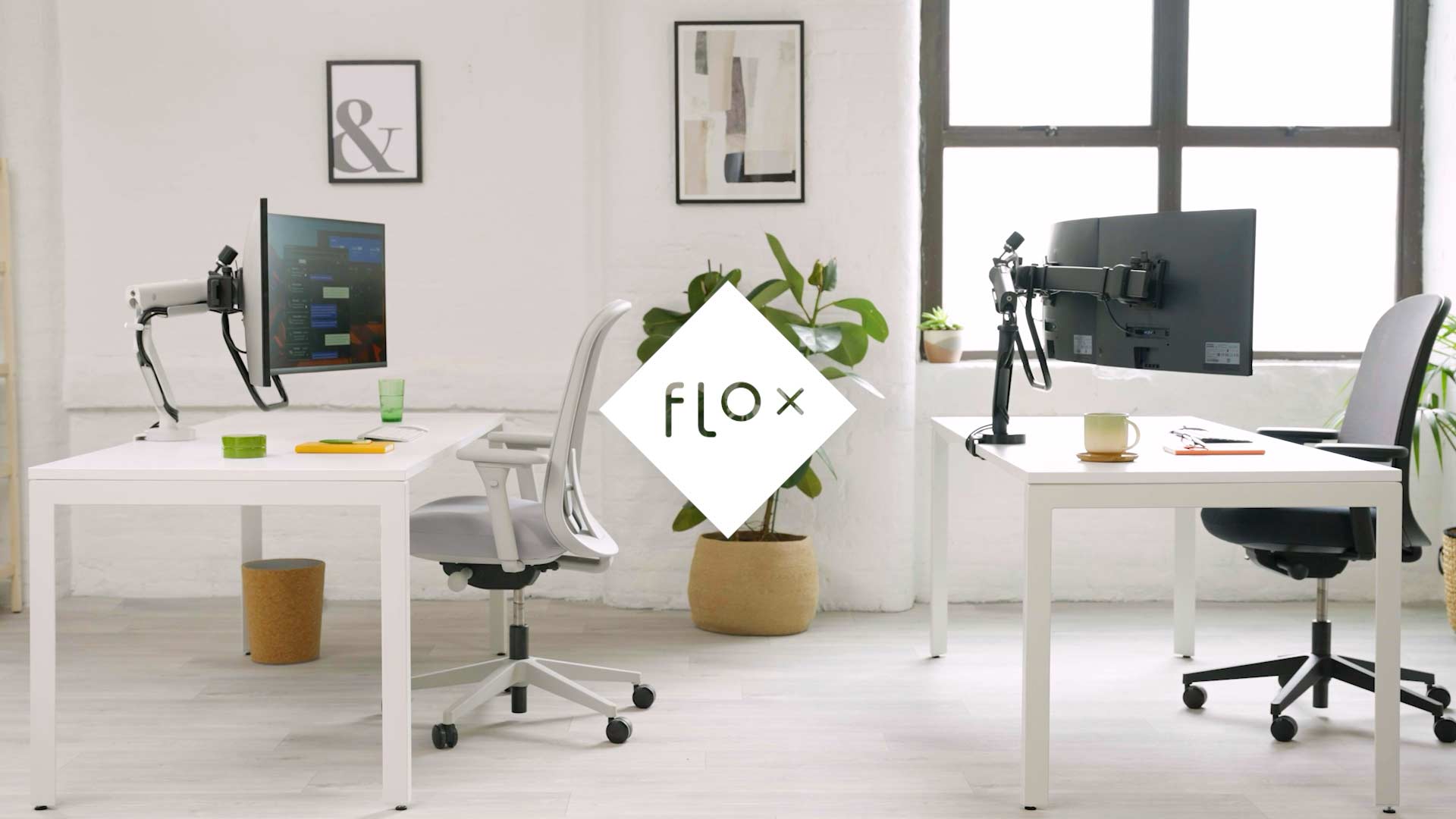 Een video waarin een Flo X-monitorarm wordt gebruikt om één, twee of drie schermen in een kantooromgeving te bevestigen.