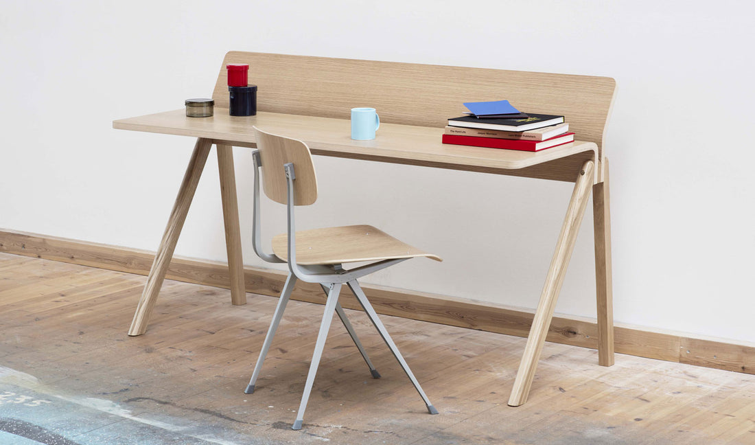 Twee afbeeldingen van het CPH90-bureau van HAY met een vinyl blad en eikenhouten onderstel, als onderdeel van een warm thuiskantoor.