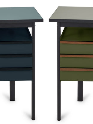 Vooraanzicht van twee Mode-bureaus van Herman Miller in blauw en groen, waarop het beschikbare kleurenassortiment te zien is.