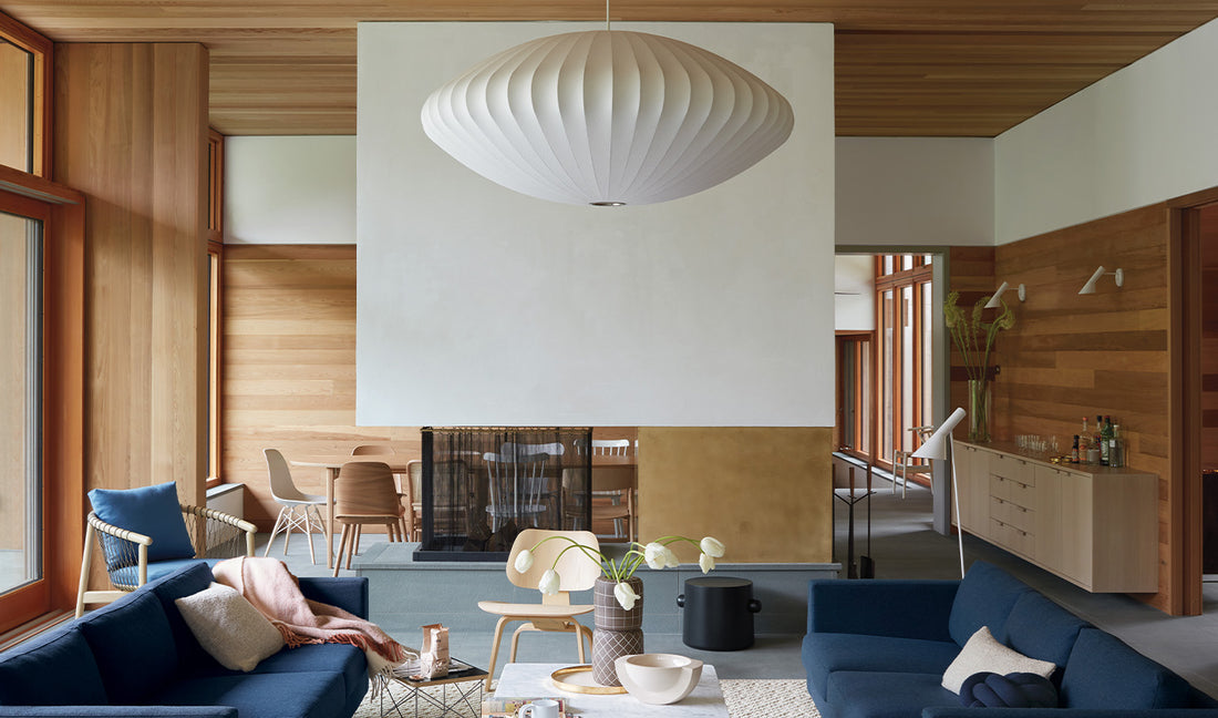 Een lichte, moderne woonkamer uit het midden van de vorige eeuw met een grote George Nelson Bubble Pendant-lampenkap.