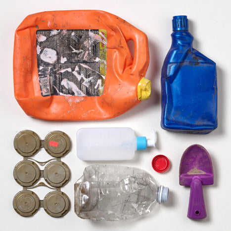 Foto van verschillende plastic voorwerpen die uit de oceanen zijn teruggewonnen, waaronder flessen en deksels