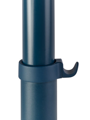 Close-up van een blauwe Passport-tafel van Herman Miller, met het optionele bag book.