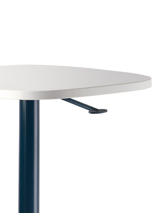 Close-up van een blauw-witte Passport-tafel van Herman Miller, met de hendel waarmee de tafel handmatig omhoog of omlaag kan worden gebracht.