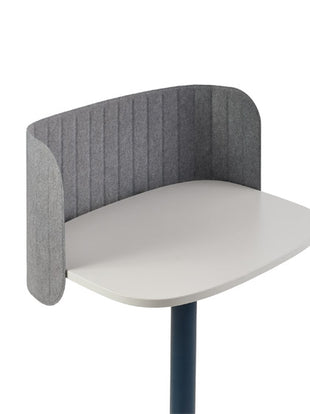 Close-up van een grijs privacyscherm dat rond een wit-blauwe Passport-tafel van Herman Miller is gewikkeld.
