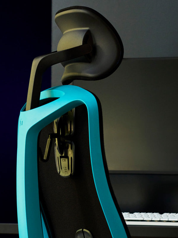 Close-up van een blauw-zwarte Vantum-gamingstoel van Herman Miller, waarop het frame van de stoel te zien is.