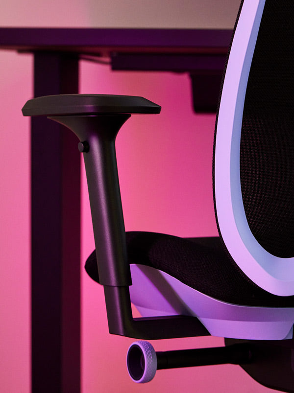 Close-up van een paars-zwarte Vantum-gamingstoel van Herman Miller, waarbij de armleuning te zien is.