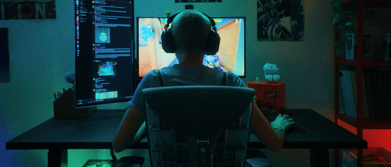 Professionele gamers die de ergonomische gamingstoelen en accessoires van Herman Miller gebruiken.