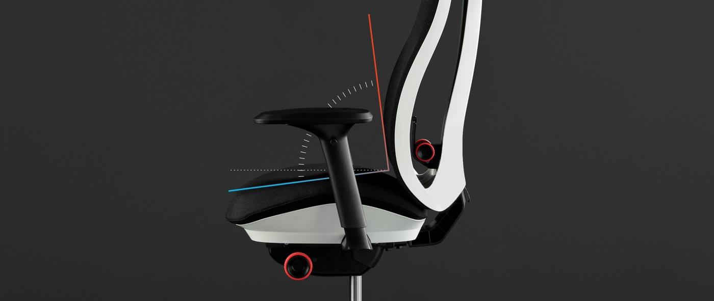 Zijaanzicht van een wit-zwarte Vantum-gamingstoel van Herman Miller, met daaroverheen witte afbeeldingen die de hoek van de zitting en rugleuning benadrukken.