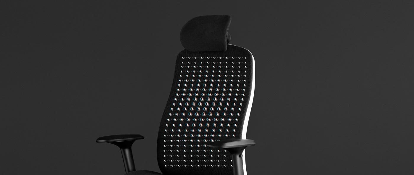 Vooraanzicht van een wit-zwarte Vantum-gamingstoel van Herman Miller, bedekt met witte afbeeldingen die het veermateriaal benadrukken.
