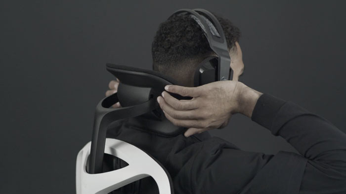 Een video van een persoon die in een wit-zwarte Vantum-gamingstoel van Herman Miller zit en achter de stoel reikt om de hoofdsteun te verstellen.