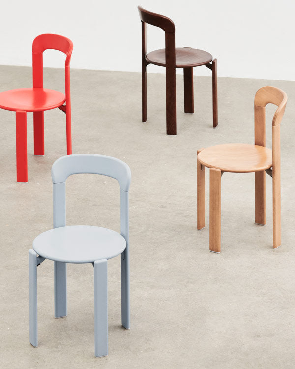 Groepsfoto van vier Rey-stoelen van HAY, waarop de verschillende kleuropties te zien zijn. Geplaatst in een binnenomgeving met betonnen vloeren en witte muren.