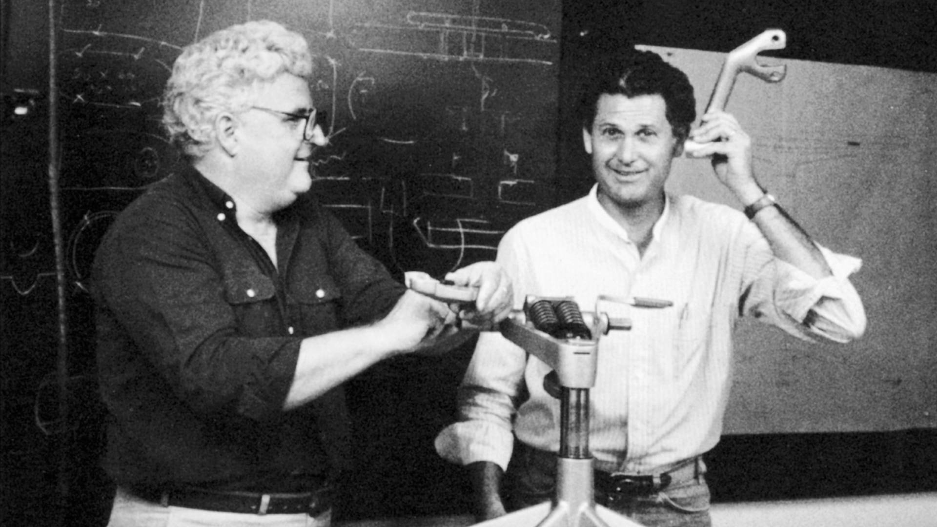 Bill Stumpf en Don Chadwick werken aan de Ergon stoel