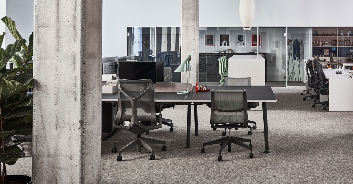 À l'intérieur du showroom parisien, les fauteuils de bureau Cosm, Setu et Embody d'Herman Miller sont présentés dans différentes configurations avec des bureaux.