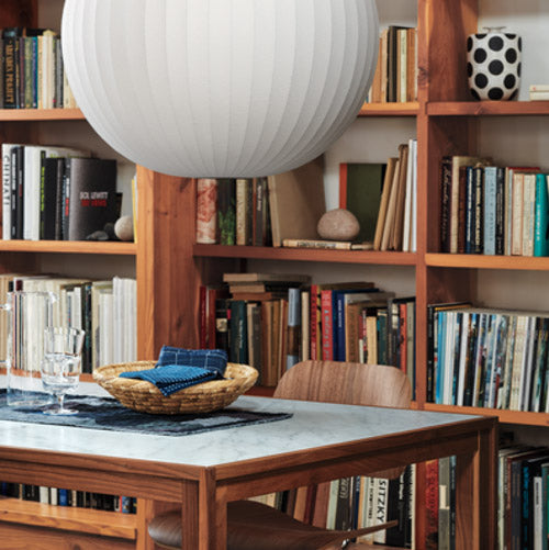 Eetkamerinrichting met Nelson Ball Bubble plafondlamp