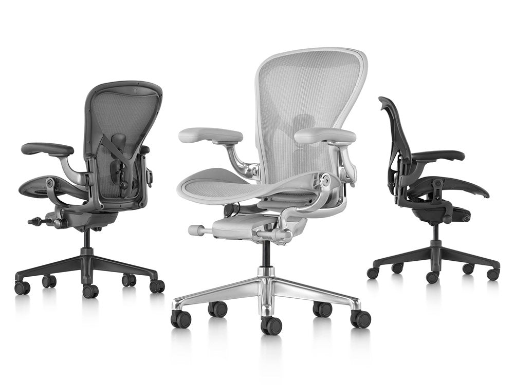 Herman Miller Aeron-serie in grafiet, mineraalwit en onyxzwart, elk vanuit een andere hoek
