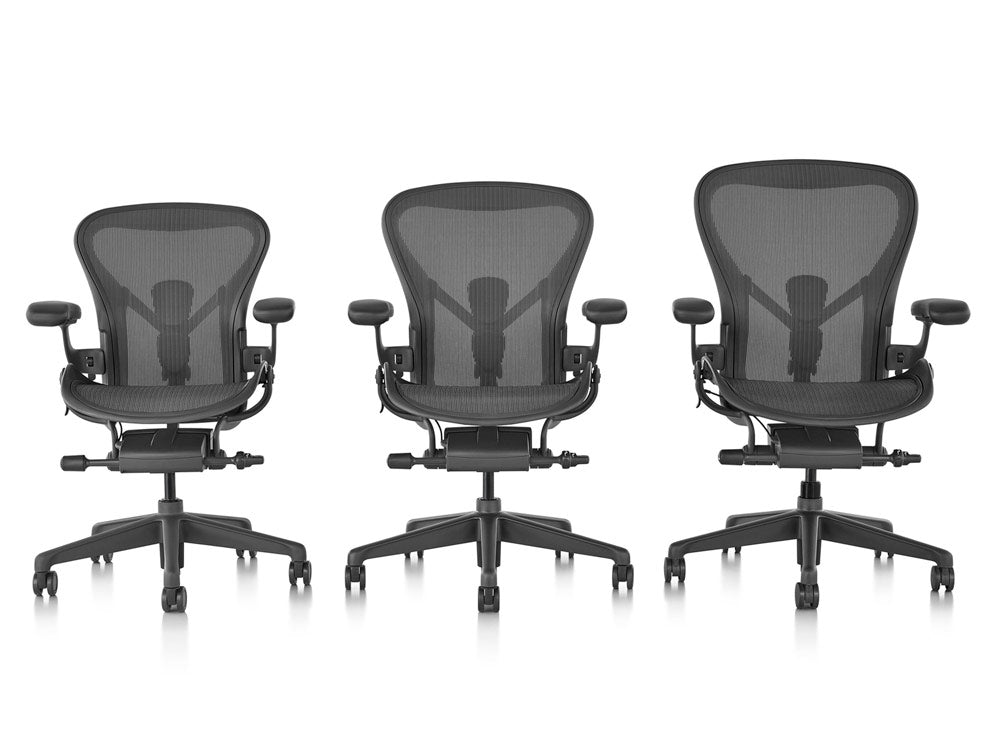 Herman Miller Aeron-serie in grafiet met de drie verschillende maten A, B en C