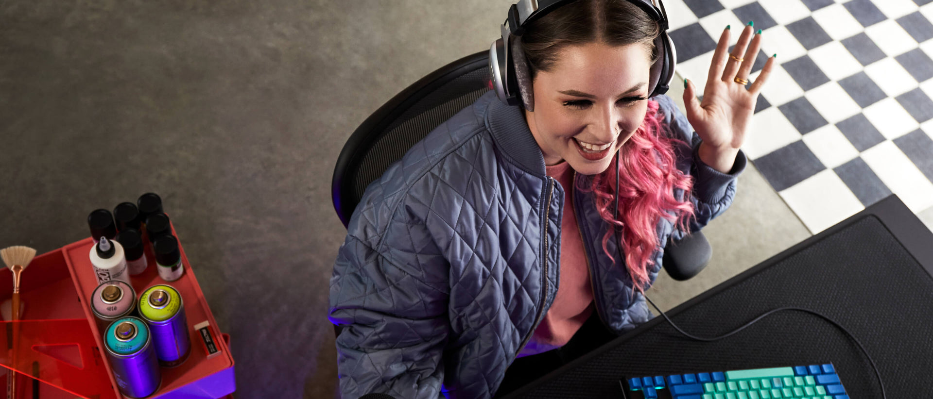 Bovenaanzicht van Electra die lacht terwijl ze computergames speelt