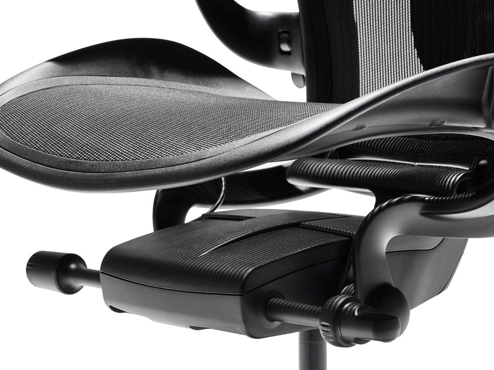 Het kantelmechanisme van een Onyx zwarte Herman Miller Aeron