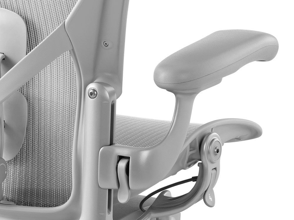 De armleuningen van een mineraalkleurige Herman Miller Aeron
