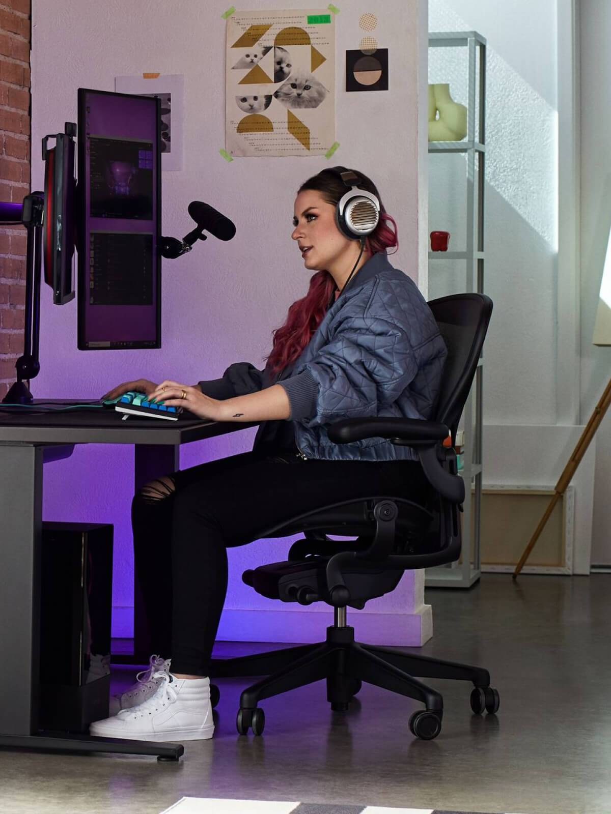 Electra gamt op Aeron in onyxzwart met Nevi-gamingtafel in zwart en Ollin-monitorarm