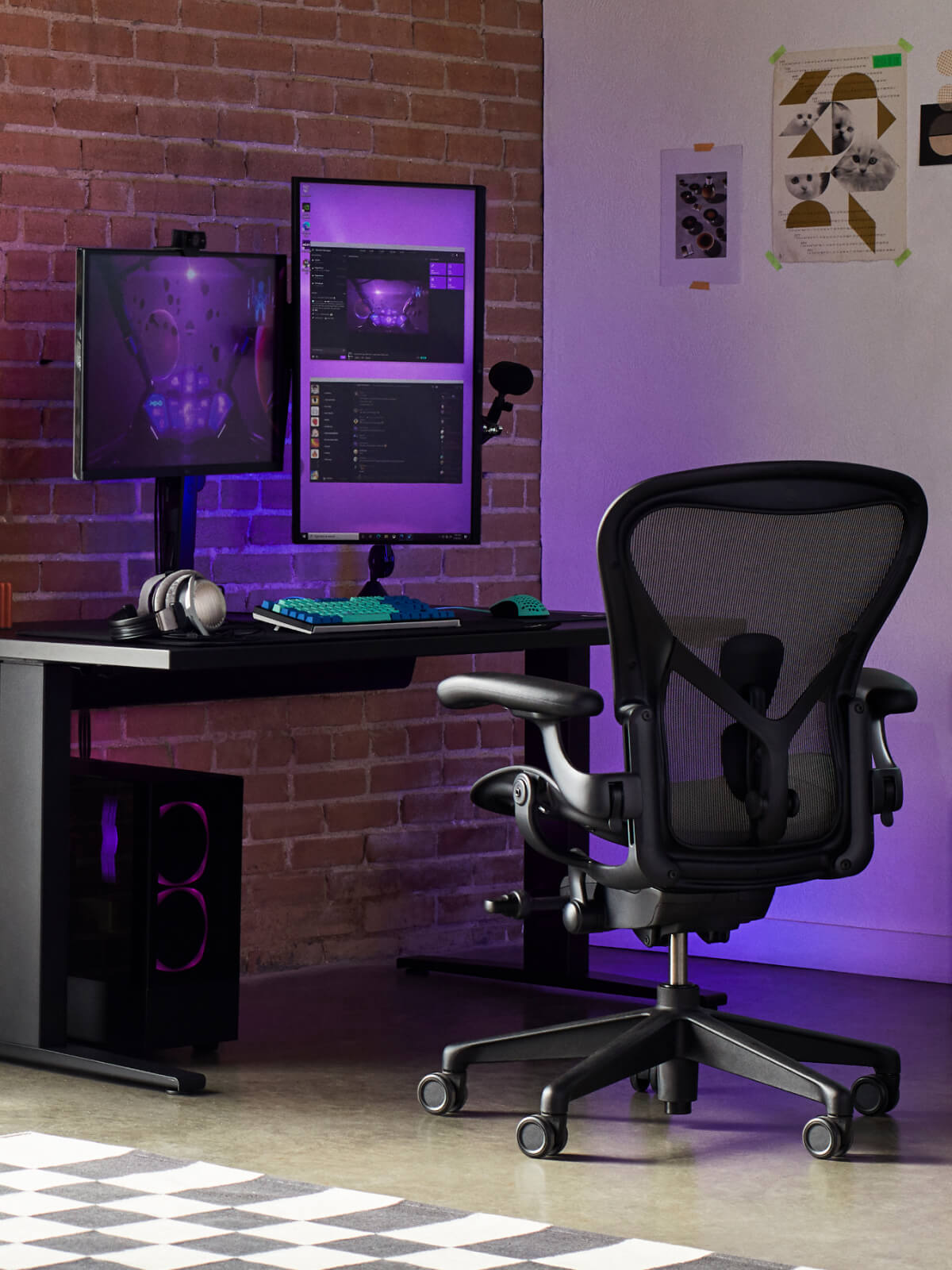 Electra's gamingopstelling Aeron-gamingstoel in onyxzwart en Nevi-gamingtafel in zwart