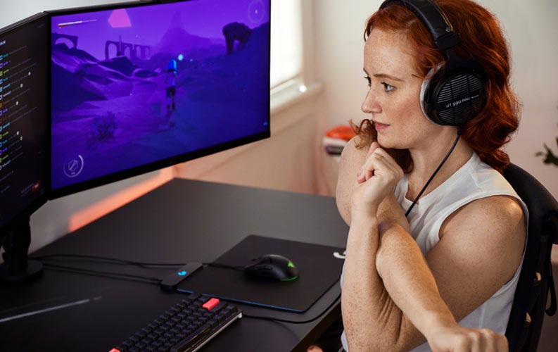 Esports-arts Lindsey Migliore voor een gamingopstelling met twee monitoren op Ollin-monitorarmen.