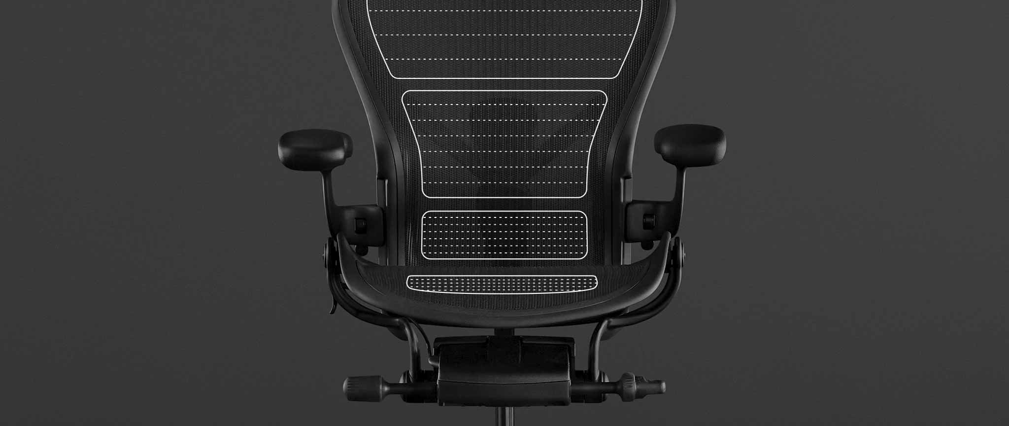 Vooraanzicht van een zwarte Aeron-gamingstoel van Herman Miller, met witte afbeeldingen die het 8Z Pillicle-materiaal benadrukken.