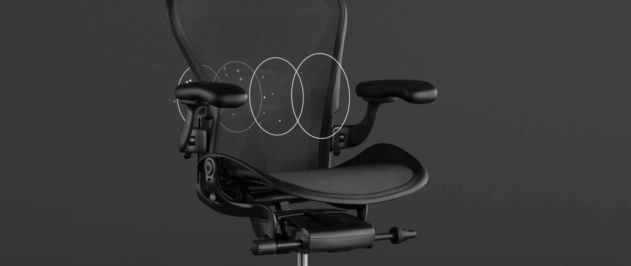 Vooraanzicht van een zwarte Aeron-gamingstoel van Herman Miller, met daaroverheen witte afbeeldingen die het 8Z Pillicle-materiaal benadrukken.