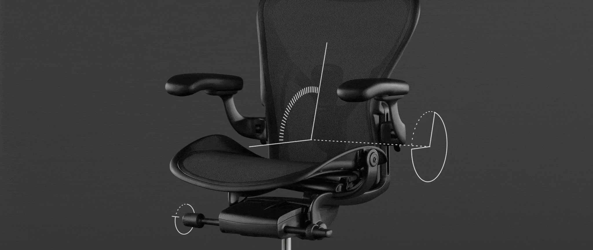 Vooraanzicht van een zwarte Aeron-gamingstoel van Herman Miller, met daaroverheen witte afbeeldingen die de kantelfunctie benadrukken.